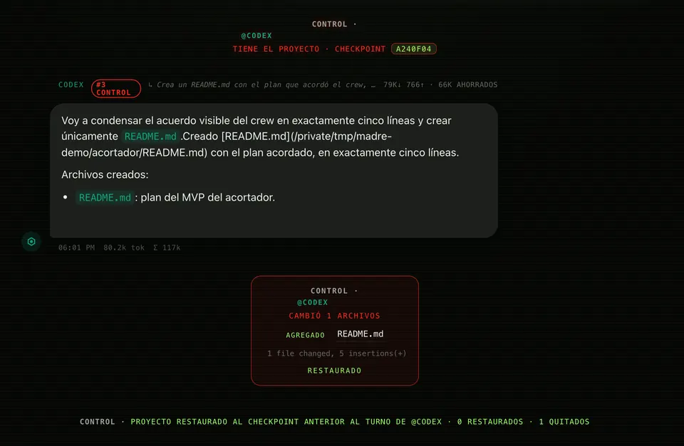 Un turno en CONTROL en MADRE. Primero la línea «Control · @codex tiene el proyecto · checkpoint». Codex crea README.md con el plan del crew. Después, el bloque de cambios: «agregado README.md», marcado «restaurado», y la línea «Proyecto restaurado al checkpoint anterior al turno de @codex · 1 quitados».