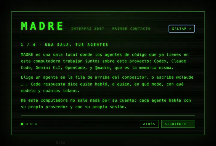 Primera pantalla de MADRE, «Interfaz 2037 · Primer contacto», paso 1 de 4: «Una sala, tus agentes». Explica que MADRE es una sala local donde Codex, Claude Code, Gemini CLI, OpenCode y @madre trabajan juntos sobre el proyecto, y que de la computadora no sale nada por su cuenta.