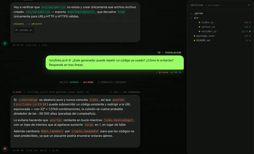 La sala de MADRE 0.5.1 con el panel de archivos: src/validar.js lleva el punto verde de Codex, que lo creó. Tu mensaje empieza con !src/links.js:4-9 y pregunta si el generador puede repetir un código; Claude responde que sí, explica la probabilidad de choque y propone reintentar con links.has(codigo) y usar crypto.randomInt.